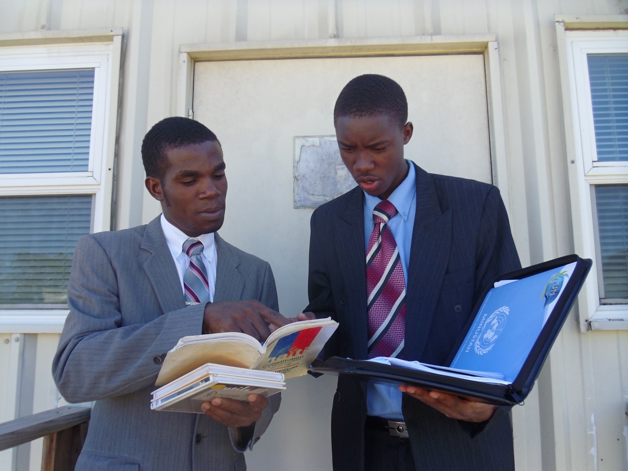 Le President de l'Assemblee et son collegue